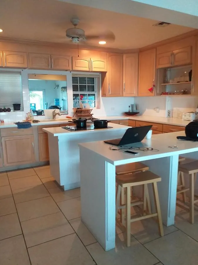 Beach House Hostel Nassau 0*,