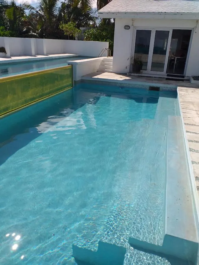 Beach House Hostel Nassau 0*,