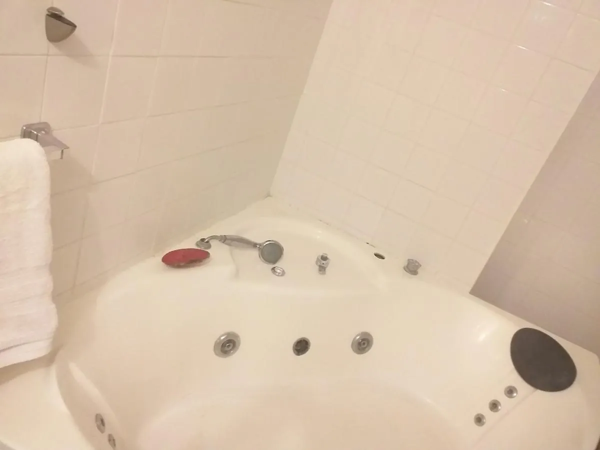 Beach House Hostel 拿骚