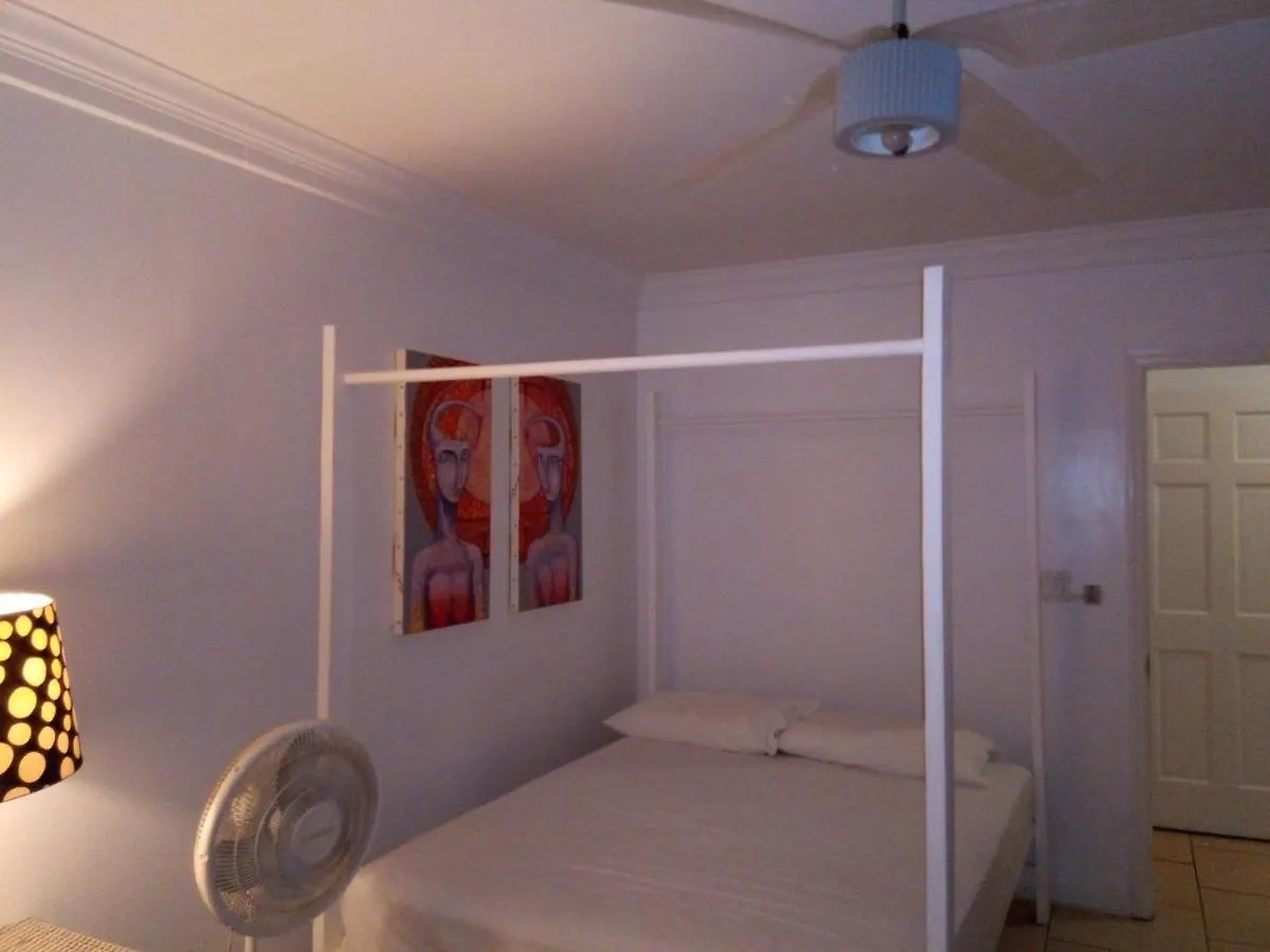 Beach House Hostel Nassau 0*,